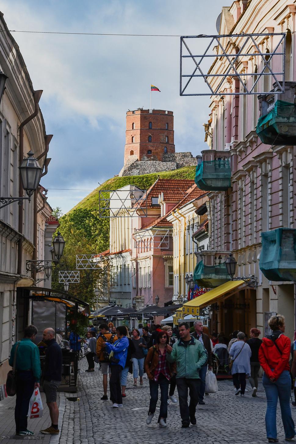 Pohľad na Gediminasovu baštu z Hradnej ulice.