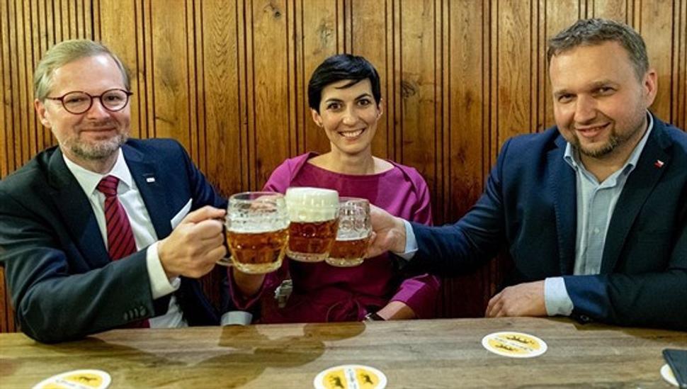 Z ľavej strany - Predseda ODS Petr Fiala, predsedníčka TOP-09 Markéta Pekarová Adamová a predseda KDU-ČSL Marian Jurečka na spoločnom pive po krajských voľbách spojených s prvým kolom volieb do senátu.