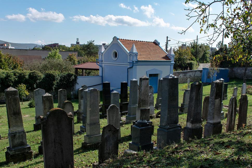 Židovský neologický cintorín desaťročia pustol, a to od momentu (apríl 2014), keď sa iniciatívy chopili dvaja dobrovoľníci pán Ľudovít Chládek a pán Juraj Šabík, ktorí túto historickú pamiatku začali starostlivo udržiavať a postupne opravovať.