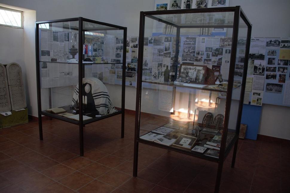 Obradná sieň - Ciduk hadin na zlatomoraveckom židovskom neologickom cintoríne získala po desaťročiach nový vzhľad.V súčasnosti sa v nej nachádza stála expozícia predmetov a fotografií, ktoré sú nemou spomienkou na židovskú komunitu v meste Zlaté Moravce.