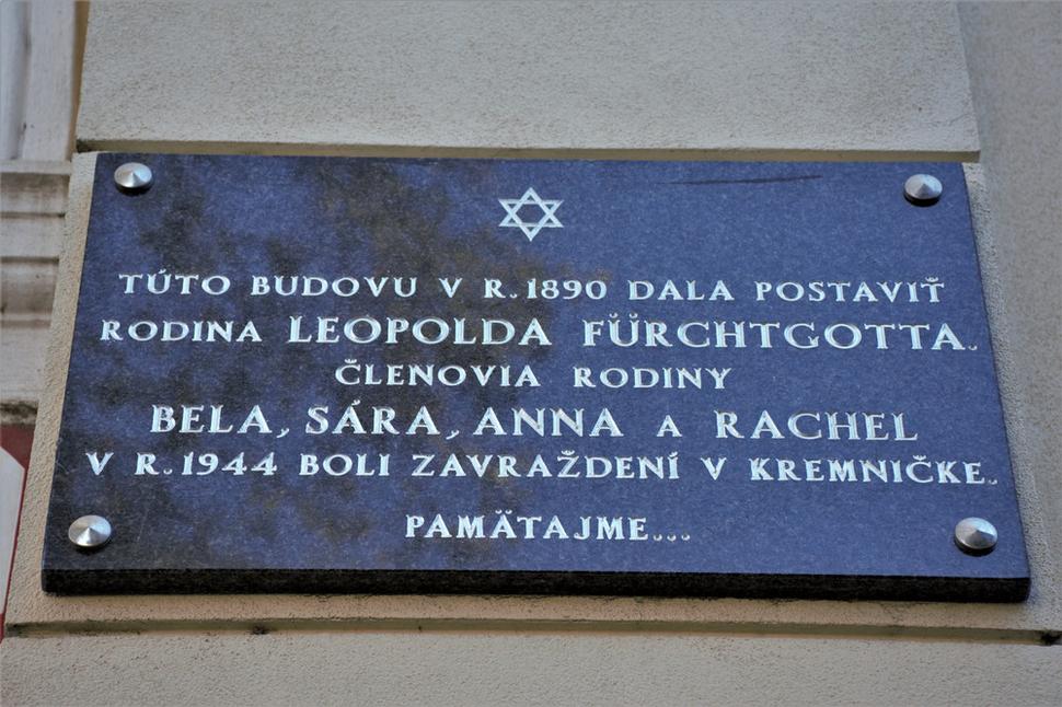 Pamätná tabuľa na budove, ktorú vlastnila rodina Leopolda Fürchtgotta