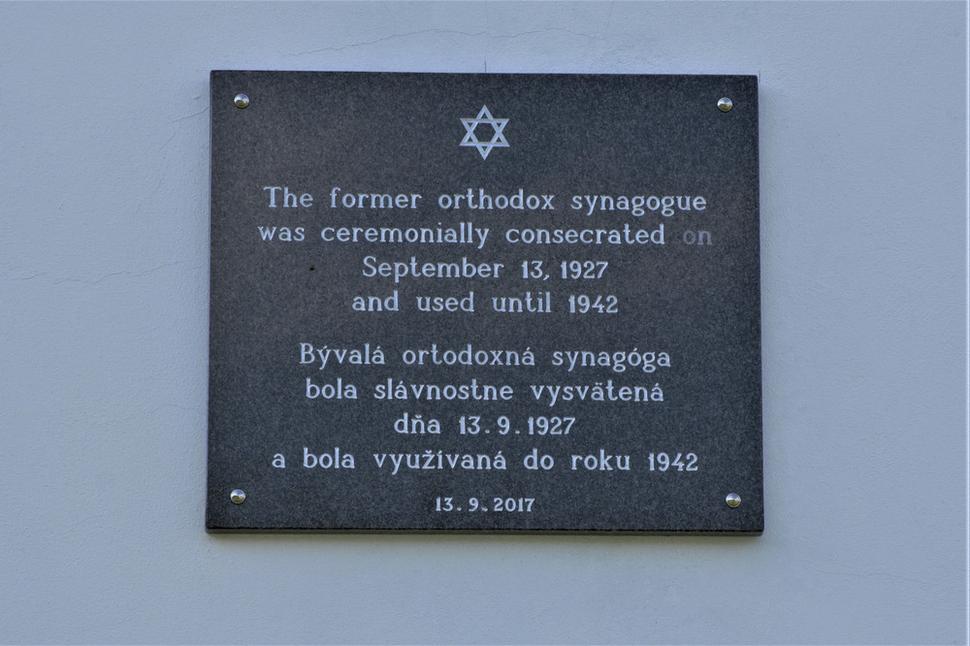Pamätná tabuľa na ortodoxnej synagóge v Zlatých Moravciach