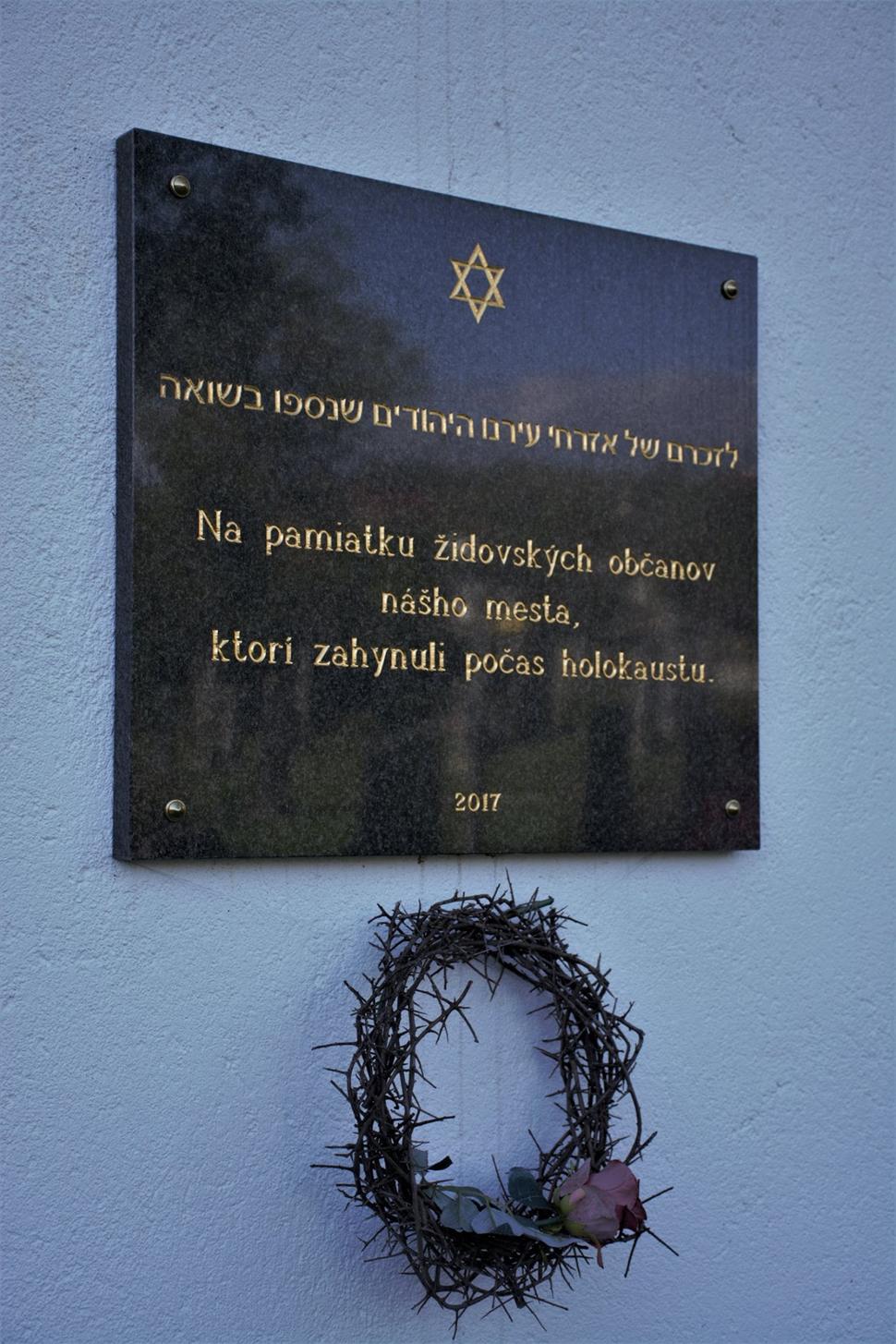 Pamätná tabuľa na neologickom cintoríne