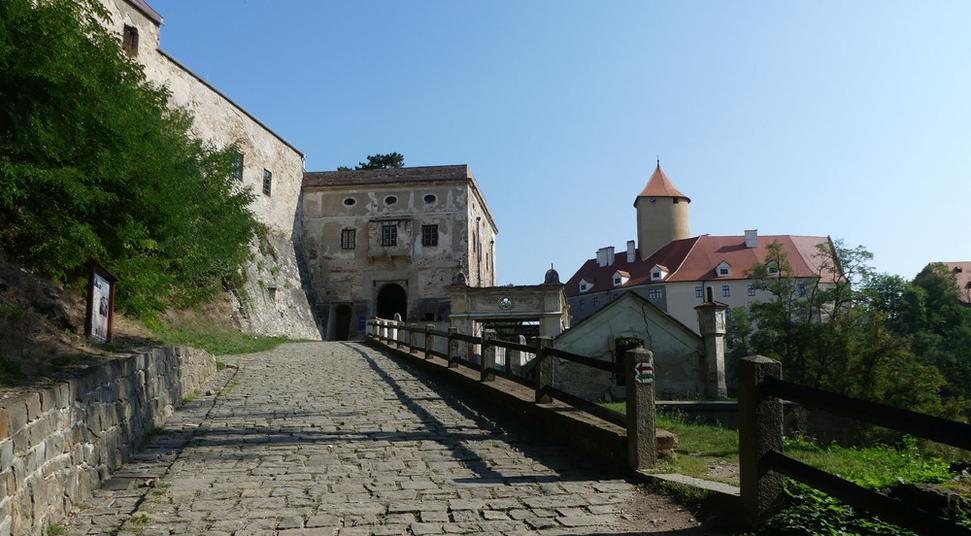 Cesta od parkoviska na hrad