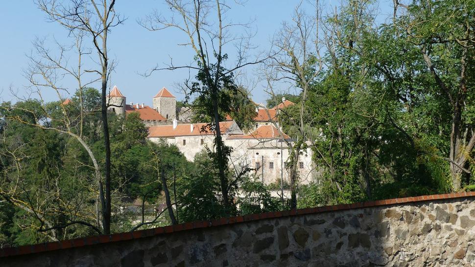 Pohľad na protiľahlú časť hradu