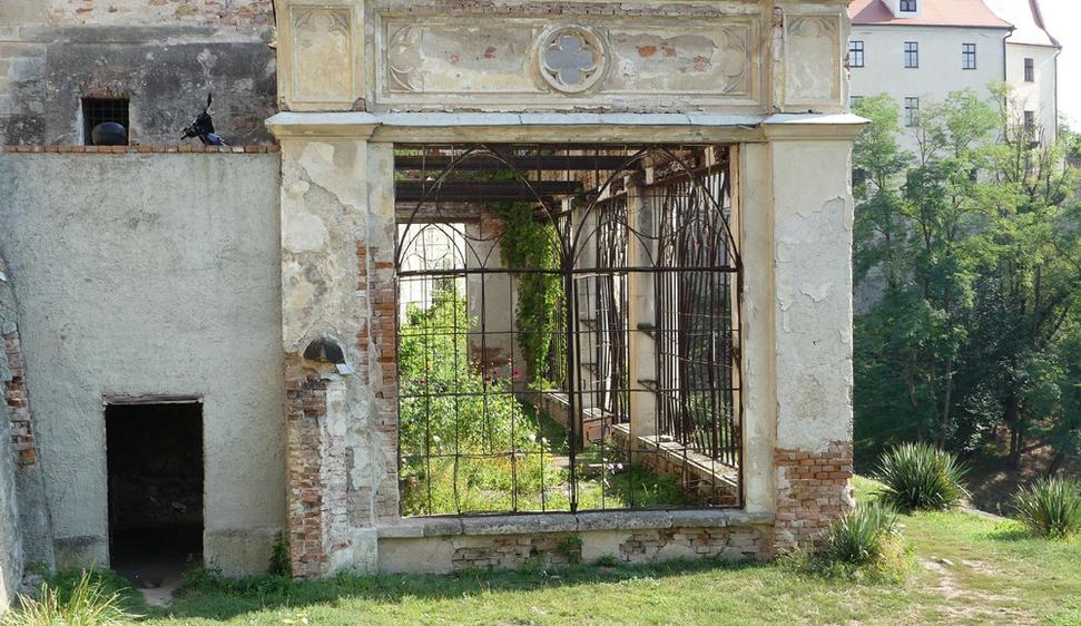 Vedľa prvej vstupnej brány čaká na rekonštrukciu skleník