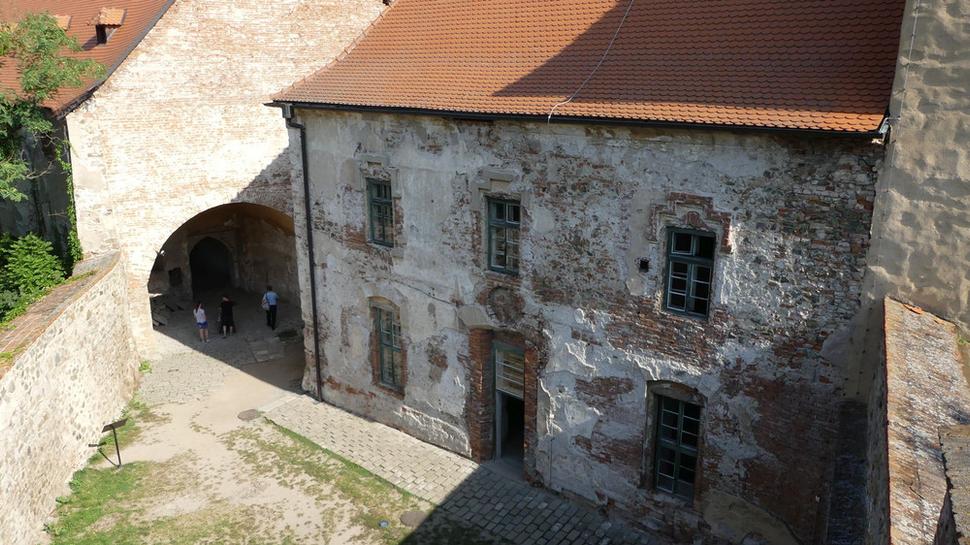 Časti hradu čakajúce na opravu