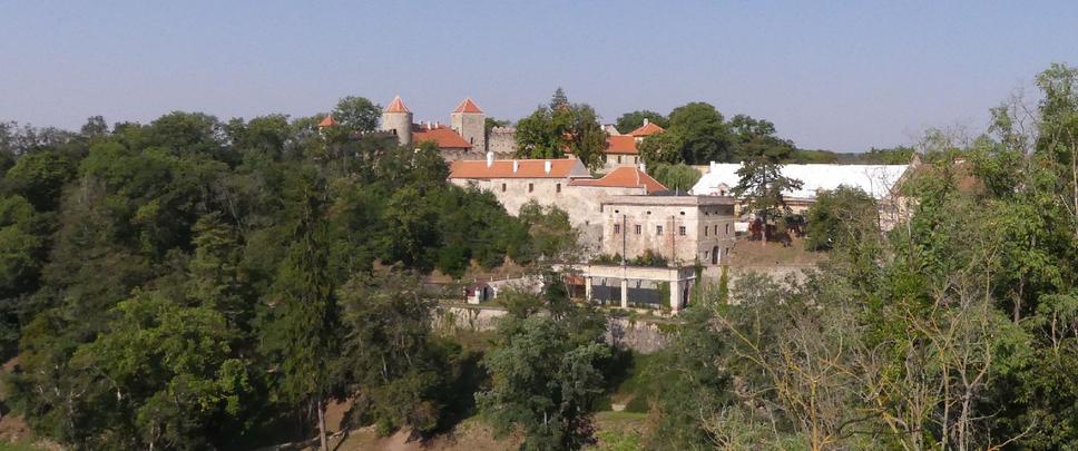 Protiľahlá časť hradu s prvou vstupnou bránou a skleníkom
