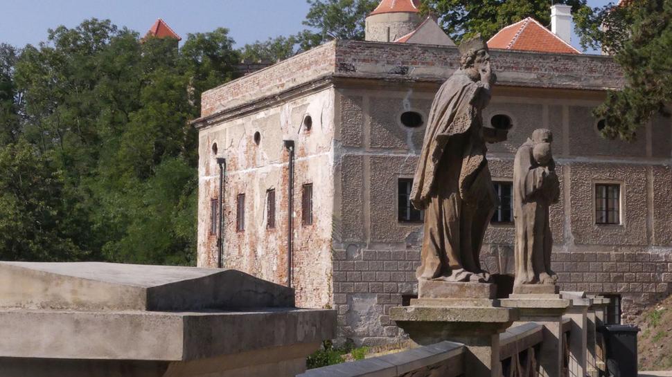 Most strážia sochy