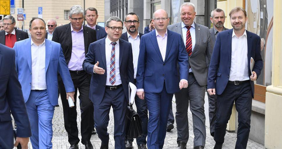 ČSSD momentálne bojuje o vlastné prežitie. Kedysi s ODS tvorili jeden z dvoch pilierov českej demokracie. V posledných parlamentných voľbách zažila tvrdý prepad z 20.45% (2013) na 7.27% (2017).