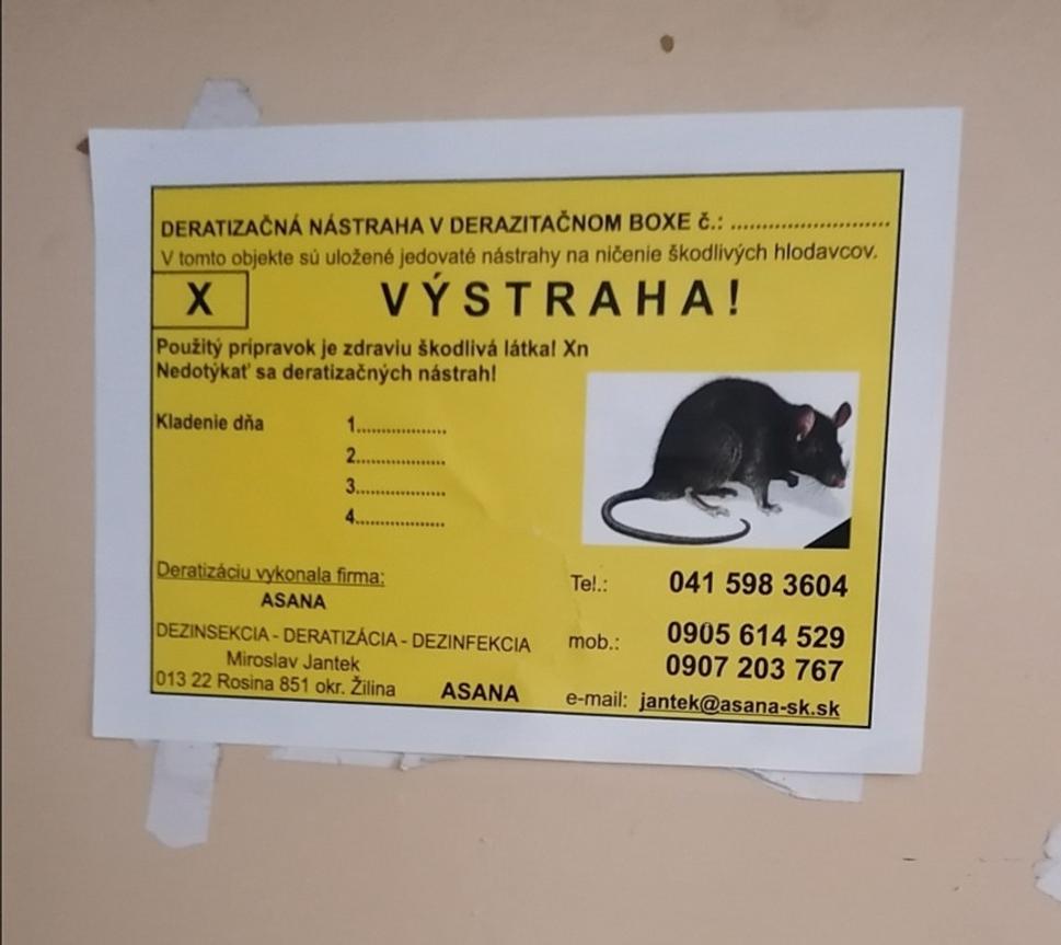 ceduľkou vo vchode dáva Vesmír KO