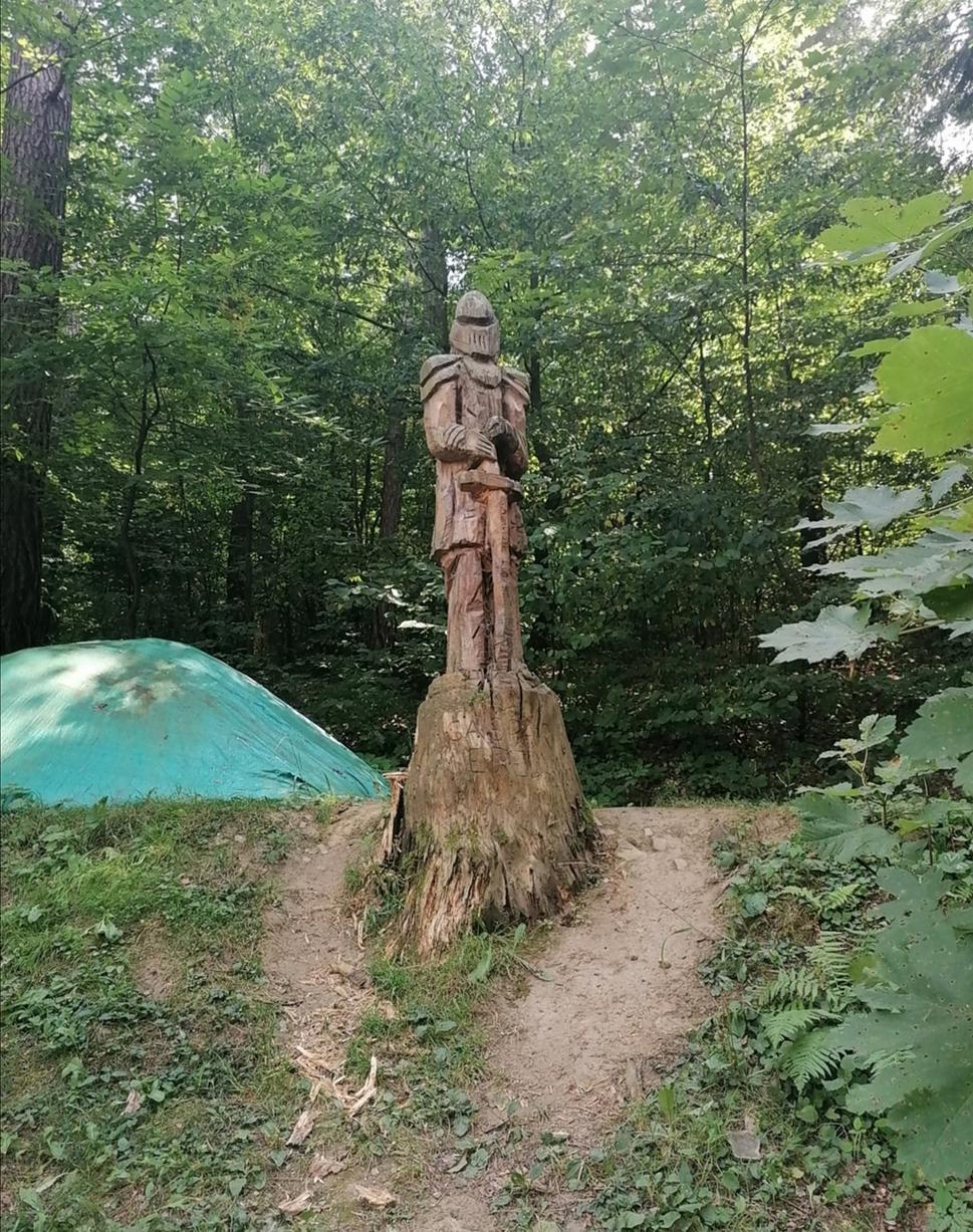 rytier a za ním niečo divnô zelenô