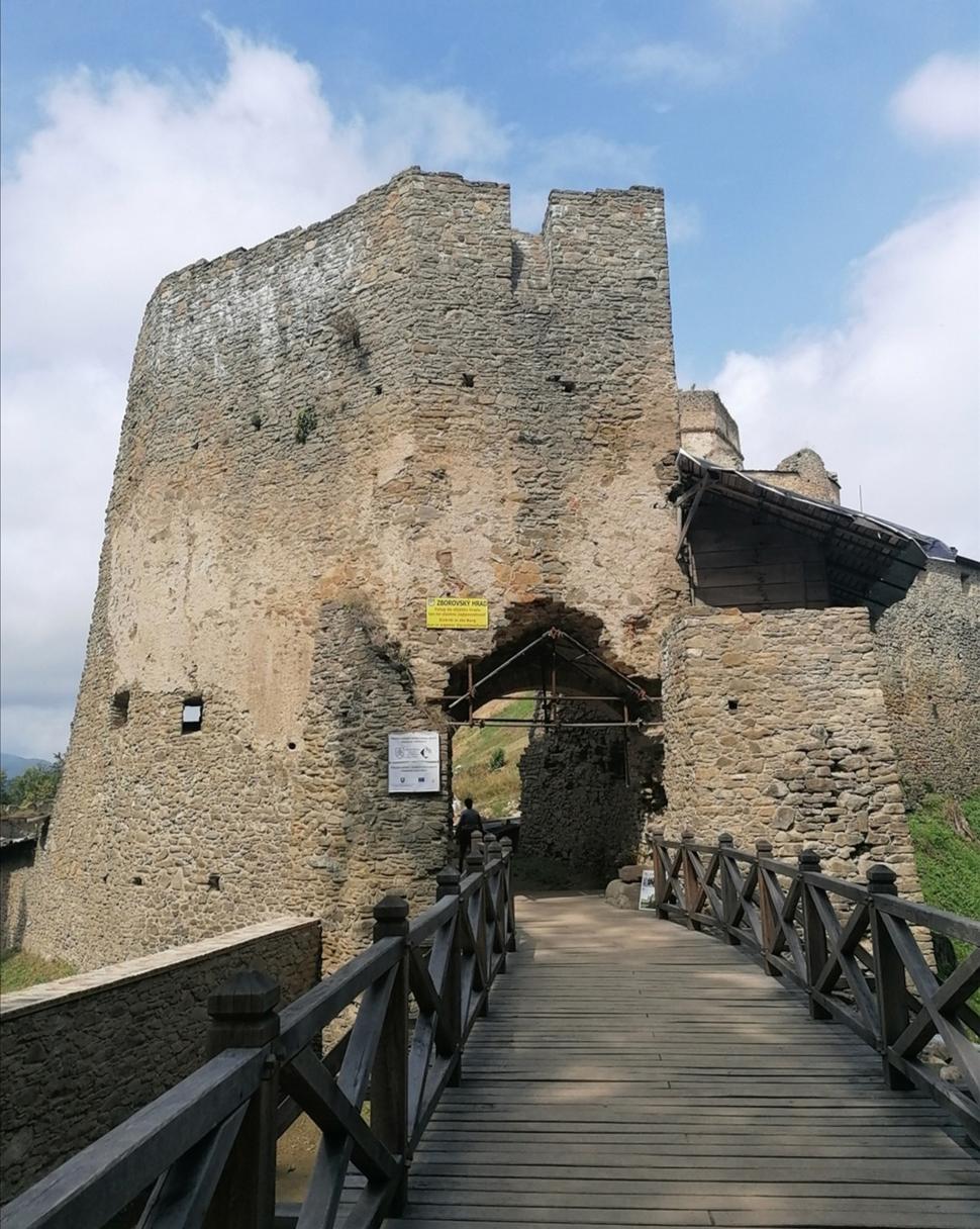 predbránie a Dolná brána