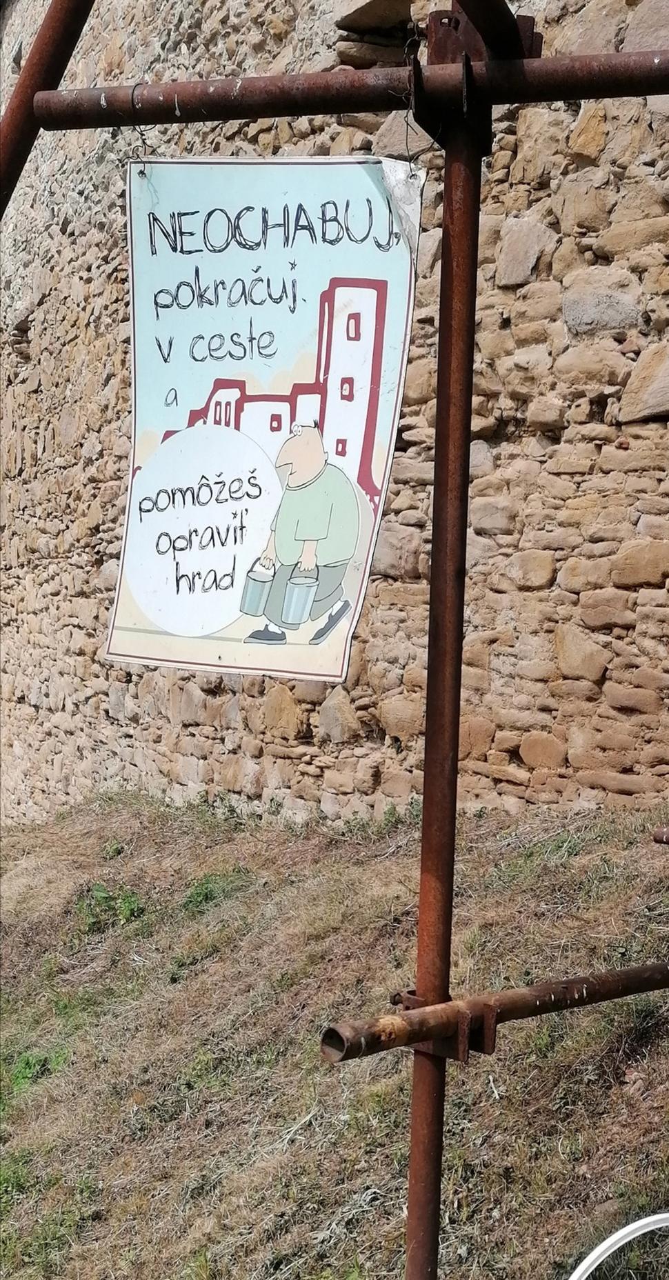 vedrá s pieskom v polceste