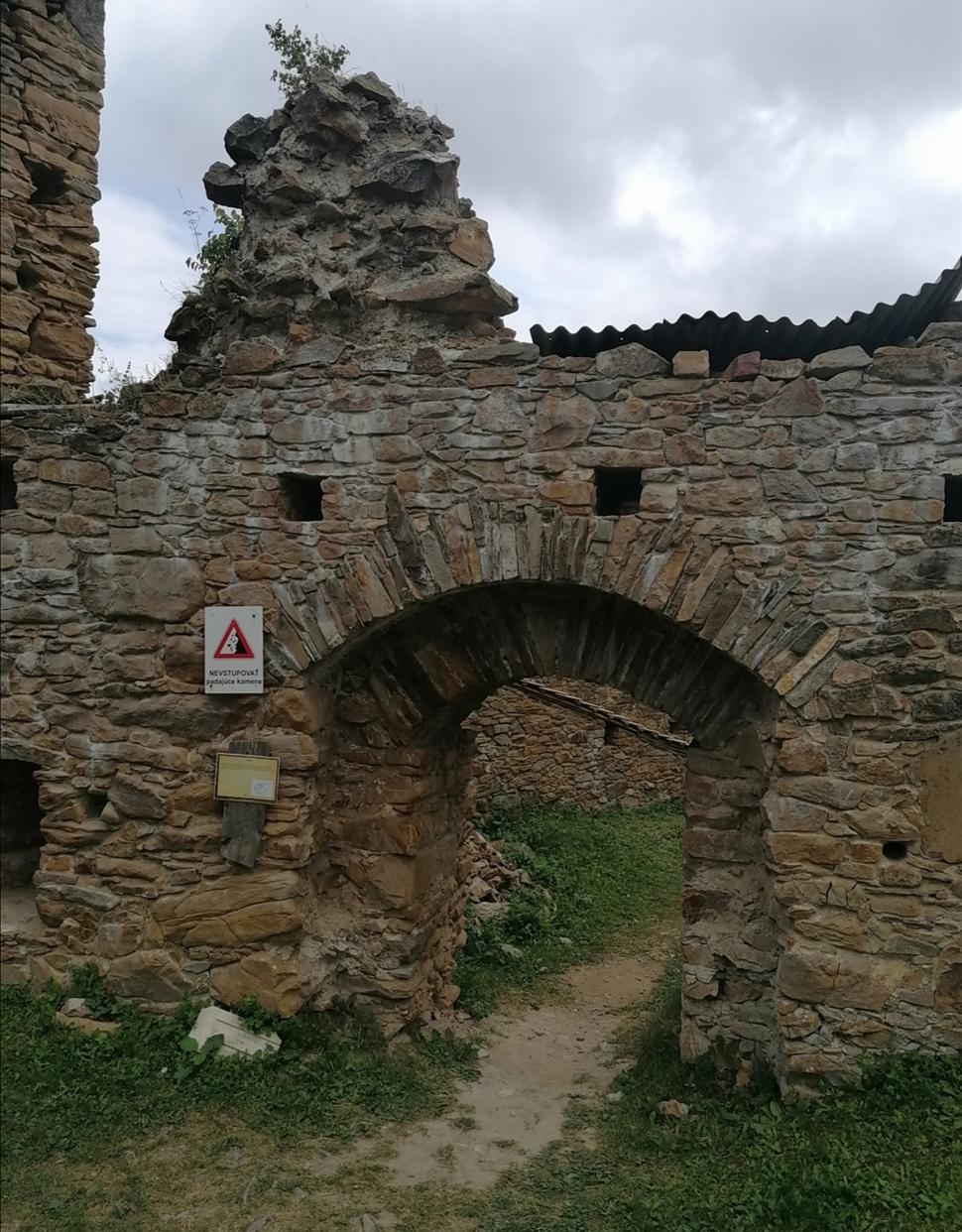 o stavbe svedčí len výstražná ceduľa