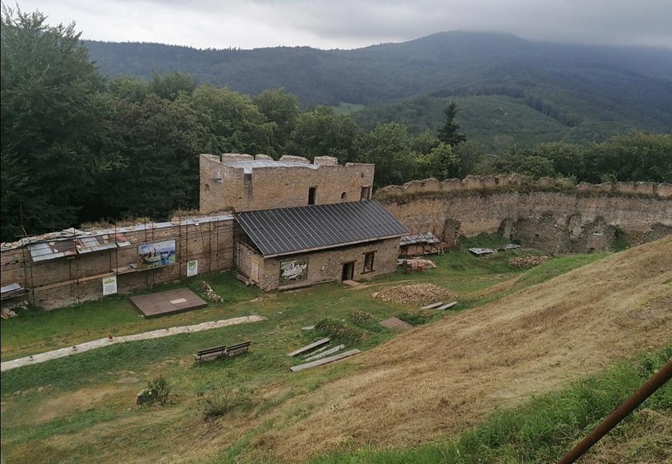 rozľahlé nádvorie ako na dlani