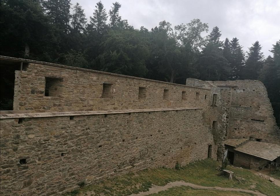 zachovalé múry opevnenia