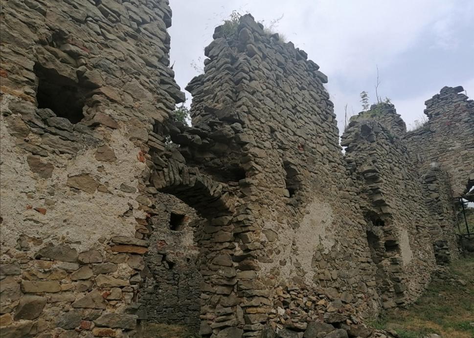 zubaté múry