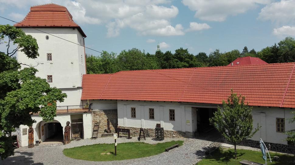 Šikovne zrekonštruovaný hrad s priestranným nádvorím.