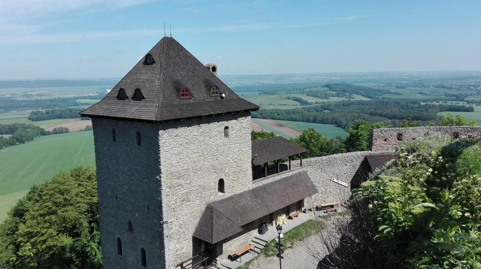 Obnovená veža je dominantou celého hradu.