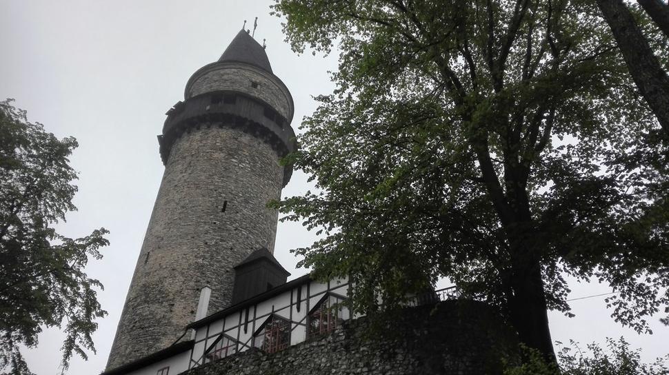 Veža ponúka pekné výhľady na neďaleké Beskydy.