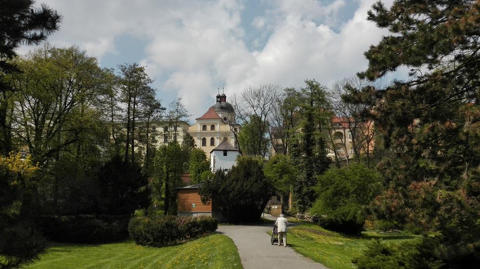 Z botanickej záhrady cez park na hrad.