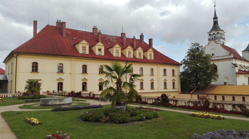 Pohľad na hlavnú zámockú budovu zo strešnej záhrady.