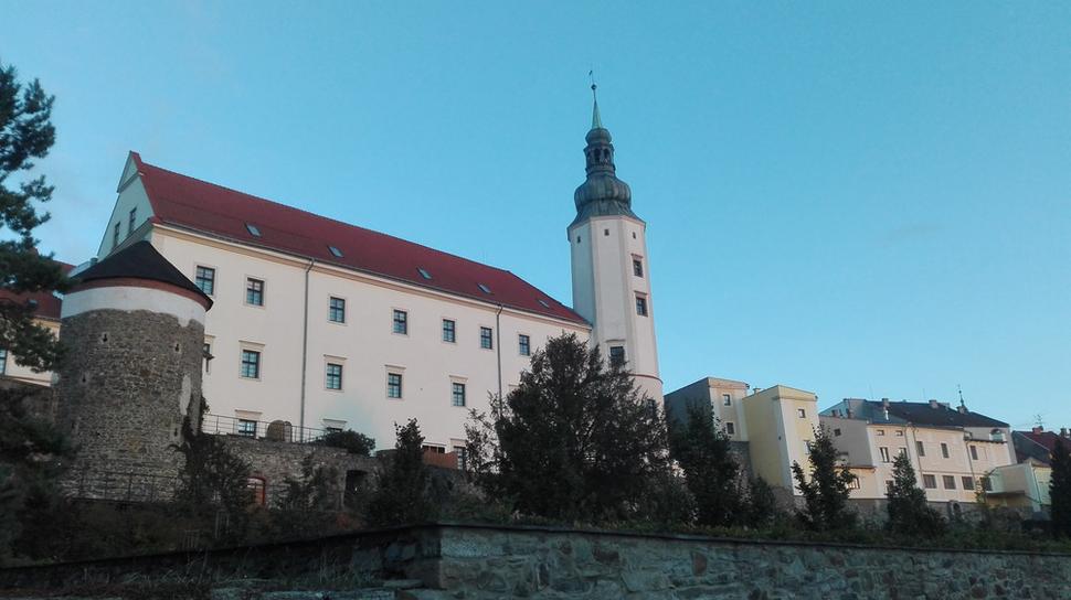Zámok v historickom centre stráži mesto.