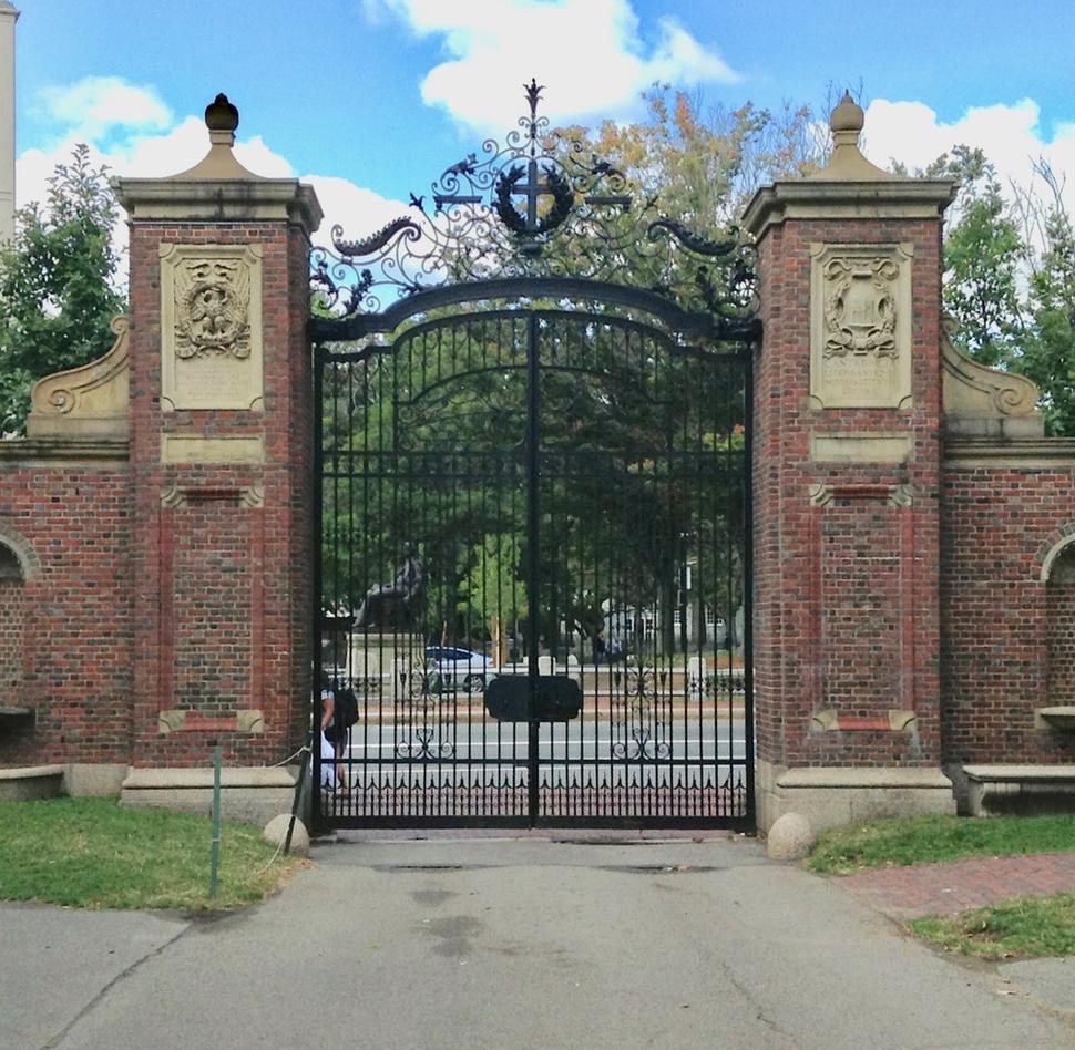 Vstupná brána na Harvard Yard.