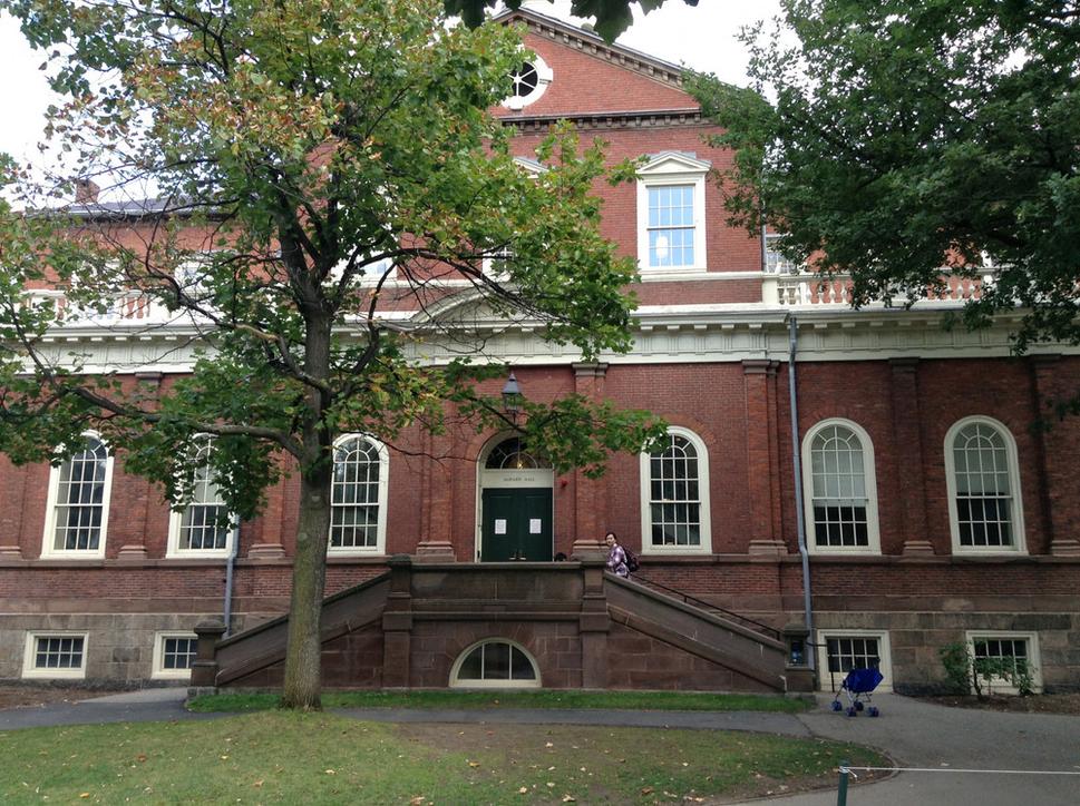 Harvard Hall je jedna z najstarších budov Harvardu. Postavená v 18. storočí na mieste, kde stála pôvodná Harvard Hall, ktorá padla popolom počas požiaru v 1764 a zhorelo v nej 4500 kníh z 5000 kníh školskej knižnice.