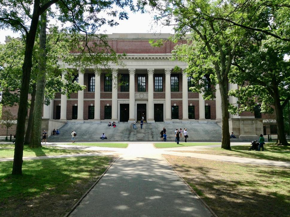 Harry Elkins Widener Memorial Library z roku 1915 vlastní 3 a pol milióna kníh. Je pomenovaná po absolventovi Harvardu a zberateľovi kníh. Bola postavená jeho mamou, po tom čo Harry ako 25-ročný zahynul počas plavby na Titanicu.