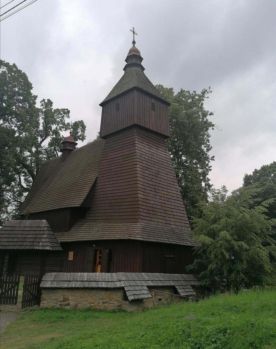 kostol so šindľovým múrikom