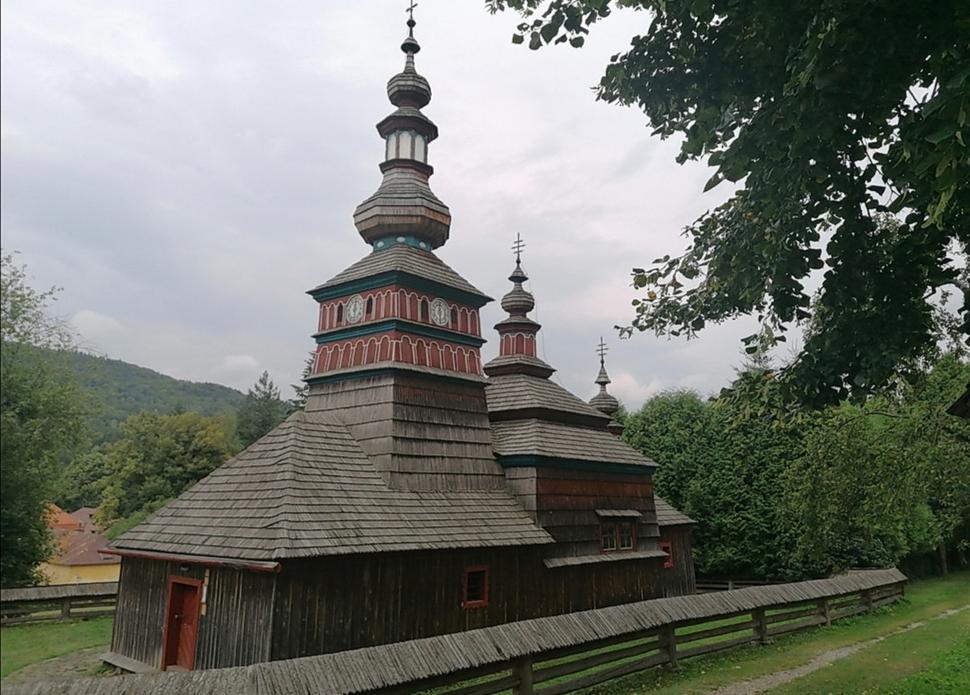 kostol pôsobí monumentálne