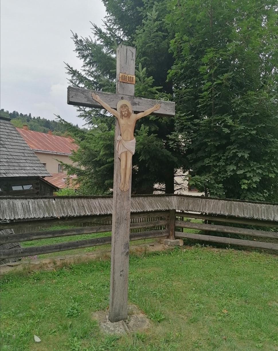 kríž pri kostole