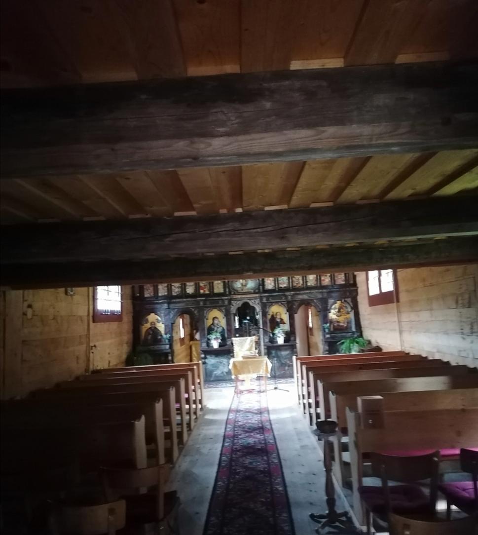dovnútra sa vojsť nedalo. Interiér je len z pohľadu od vstupu do kostola.