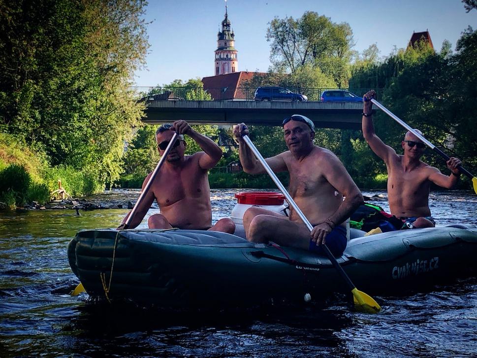 Vltava pekne tečie, pádlovať treba len pred jezmi (haťami).