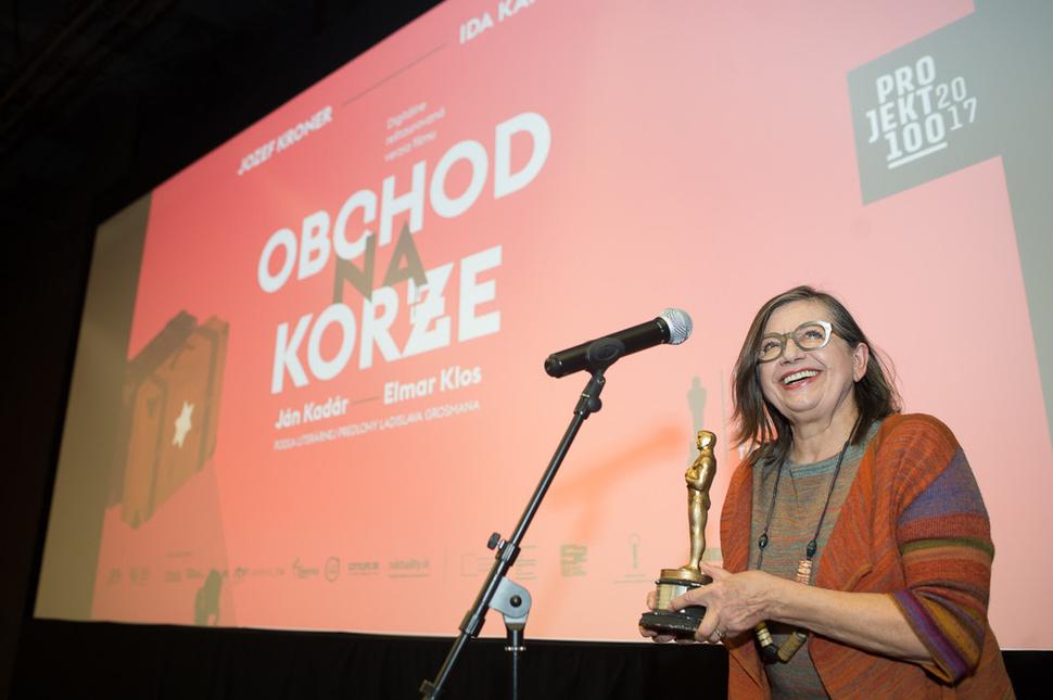 • Zuzana Kronerová so soškou Oscara na slovenskej premiére digitálne reštaurovaného filmu Obchod na korze počas prehliadky Projekt 100 - 2017 v bratislavskom Kine Lumière. •