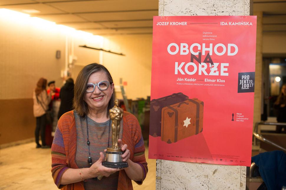 • Zuzana Kronerová so soškou Oscara za film Obchod na korze. •