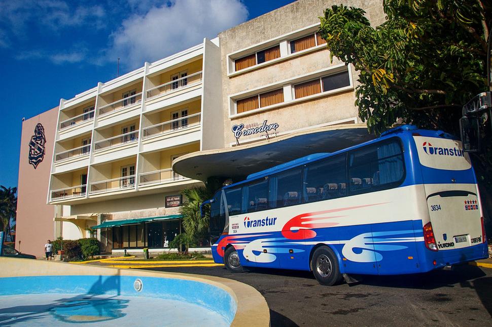 Hotel Comodoro a náš elegantný klimatizovaný autobus s miestnym šoférom a sprievodcom, ktorým sa chystáme vyraziť na púť okolo celej Kuby. Najskôr preskúmame Havanu.