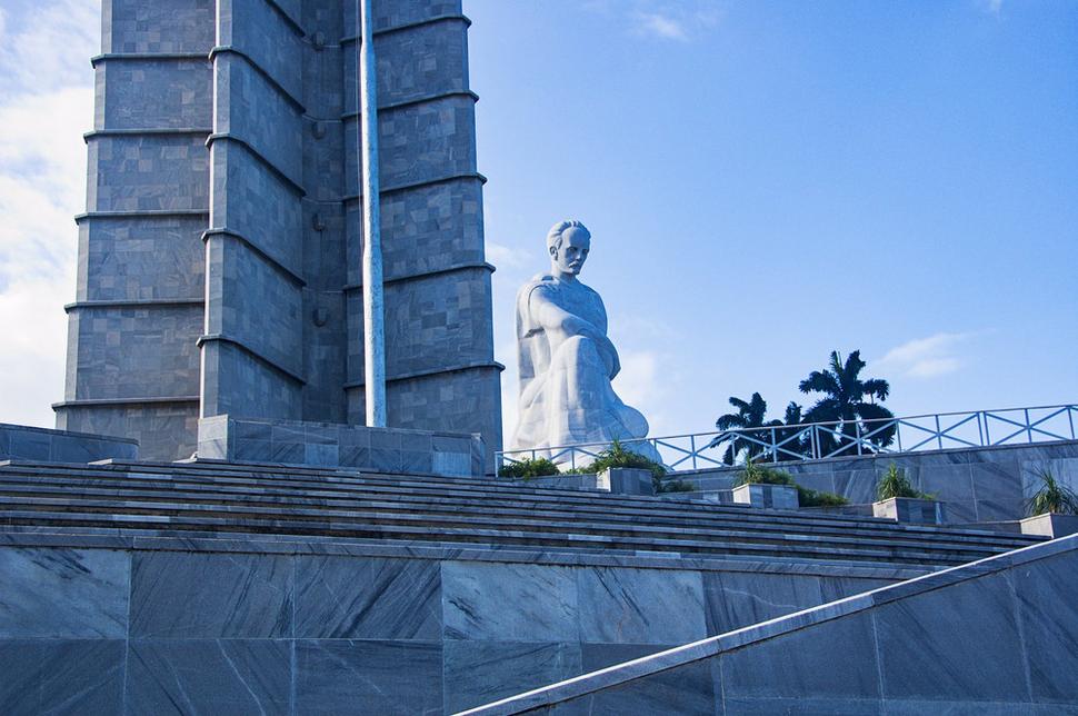 Pred Monumentom stojí 18 metrov vysoká socha premýšľajúceho José Martího. Z pódia pred sochou prednášal kubánsky vodca Fidél svoje siahodlhé revolučné prejavy.