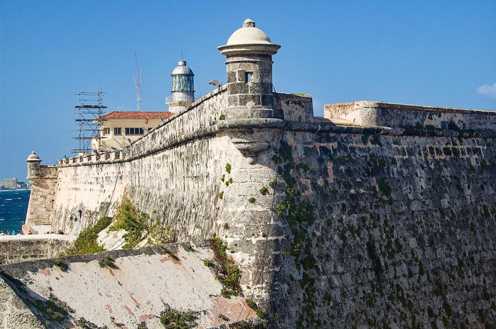V roku 1846 bol v pevnosti postavený 15 metrov vysoký maják Faro del Morro, ktorý plní svoju funkciu dodnes. Po víťazstve revolúcie v pevnosti zriadil Che Guevara väzenie. V podzemí sú žaláre, v ktorom sa vykonávali aj popravy nepriateľov revolúcie.