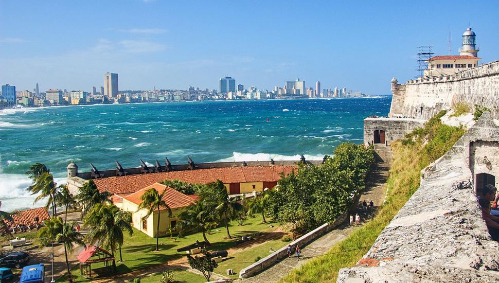 Od pevnosti El Morro sa naskytá jeden z najkrajších výhľadov na oceán a Havanu.