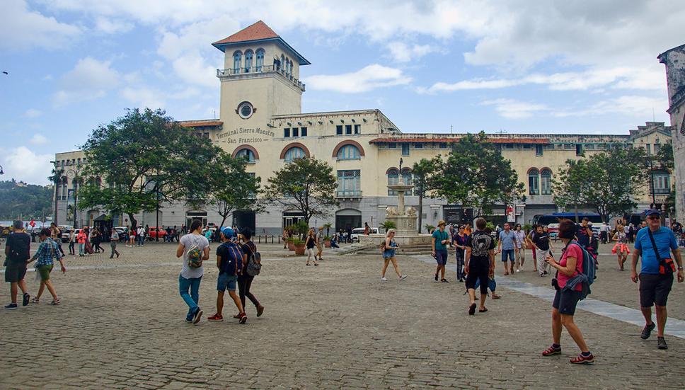 Námestie Plaza de San Francisco de Asis s novou budovou havanského prístavu. Po uvoľnení embarga tu kotvia lode, dovážajúce turistov aj z Ameriky.