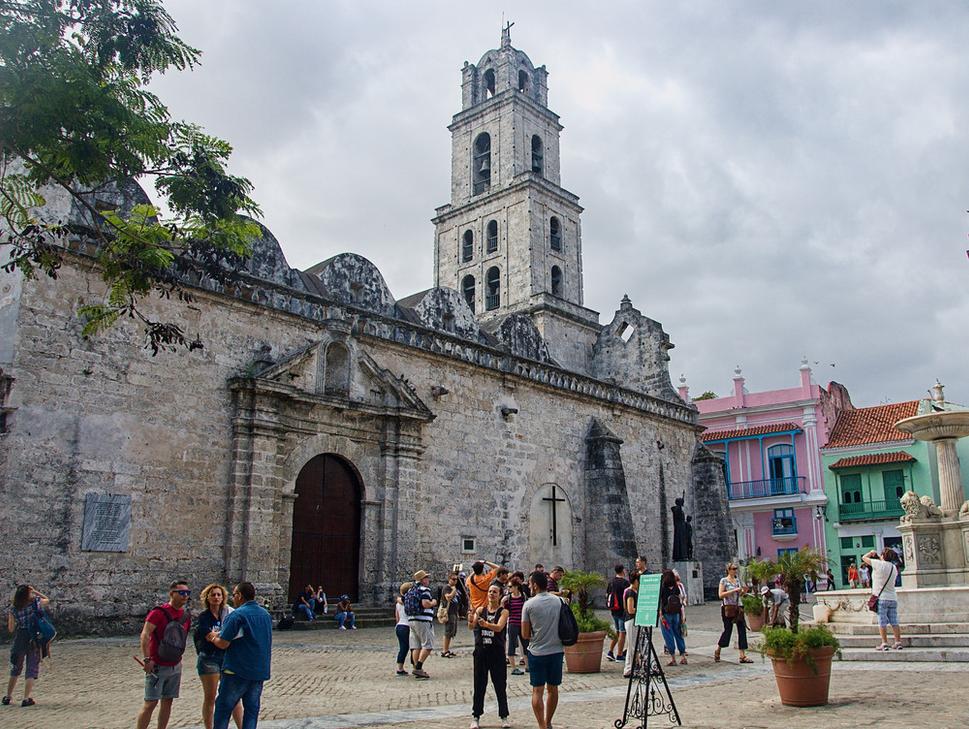 Kláštor s kostolom sv. Františka z Assisi. Dnes je v budove múzeum sakrálneho umenia.
