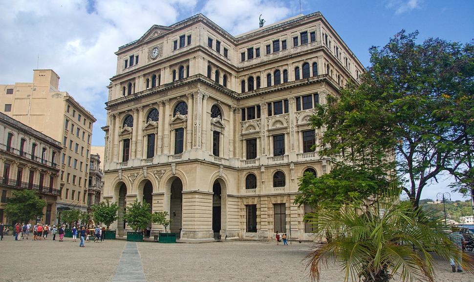 Na rohu Námestia sv. Františka z Assisi stojí Lonja del Comercio, niekdajšia komoditná banka. Budova má kupolu s bronzovou sochou Merkura, starorímskeho boha obchodu a zisku. Dnes slúži ako obchodné centrum pre zahraničné firmy.