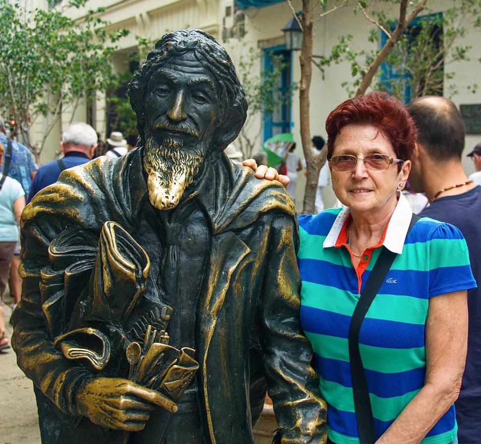 Tak ako Bratislava má svojho "Schöne Náciho", aj Havana má svojho bohéma. Bronzová socha pred vstupom do Kláštora sv. Františka z Assisi predstavuje "caballera" menom Juan Manuel López Lledín.