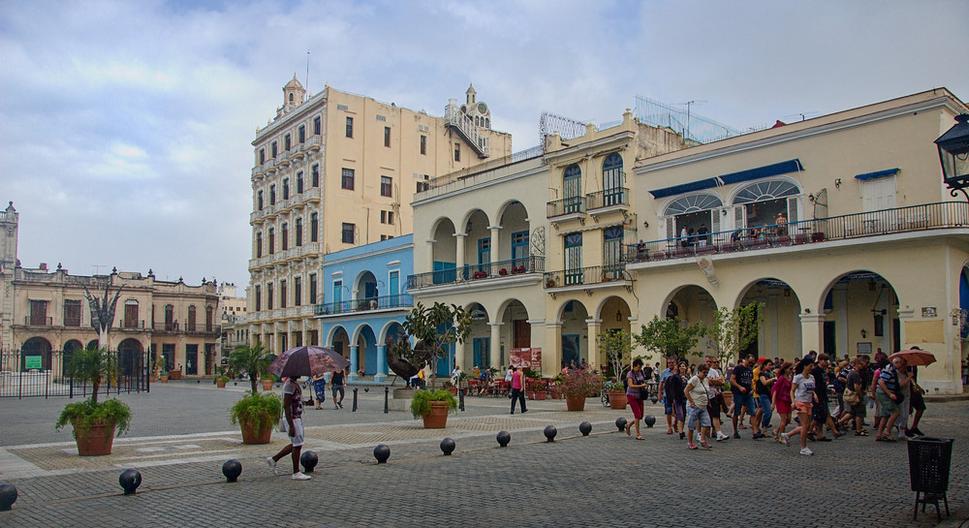 Námestie Plaza Vieja obklopujú veľmi pekné a hlavne už rekonštruované koloniálne budovy.