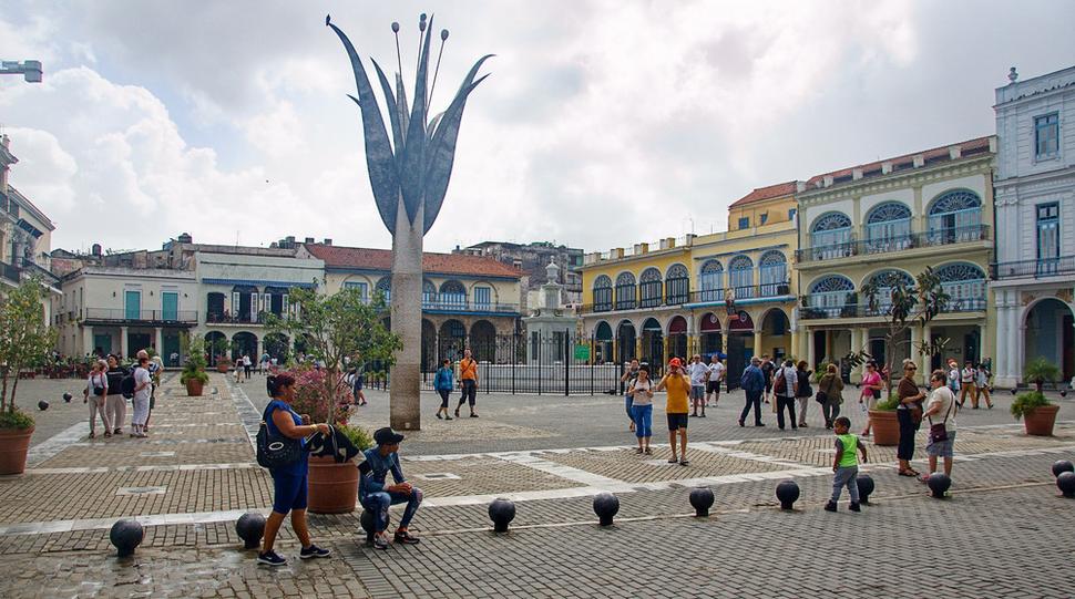Tak ako kedysi pri svojom vzniku, Plaza Vieja je plné života.