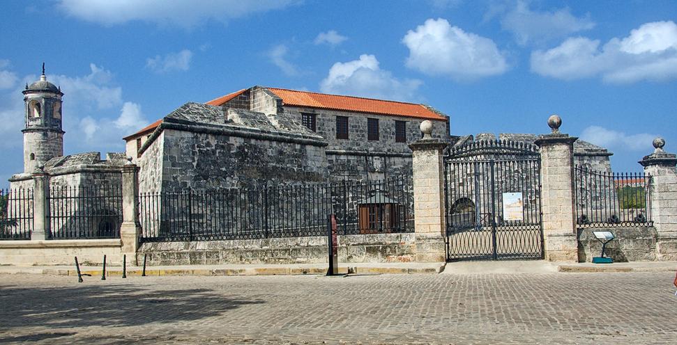 Pevnosť Castillo de la Real Fuerza bola postavená v roku 1558. Takmer 200 rokov sídlil v pevnosti španielsky guvernér až do doby, kedy bol pre guvernéra postavený Palacio de los Capitanes Generales.