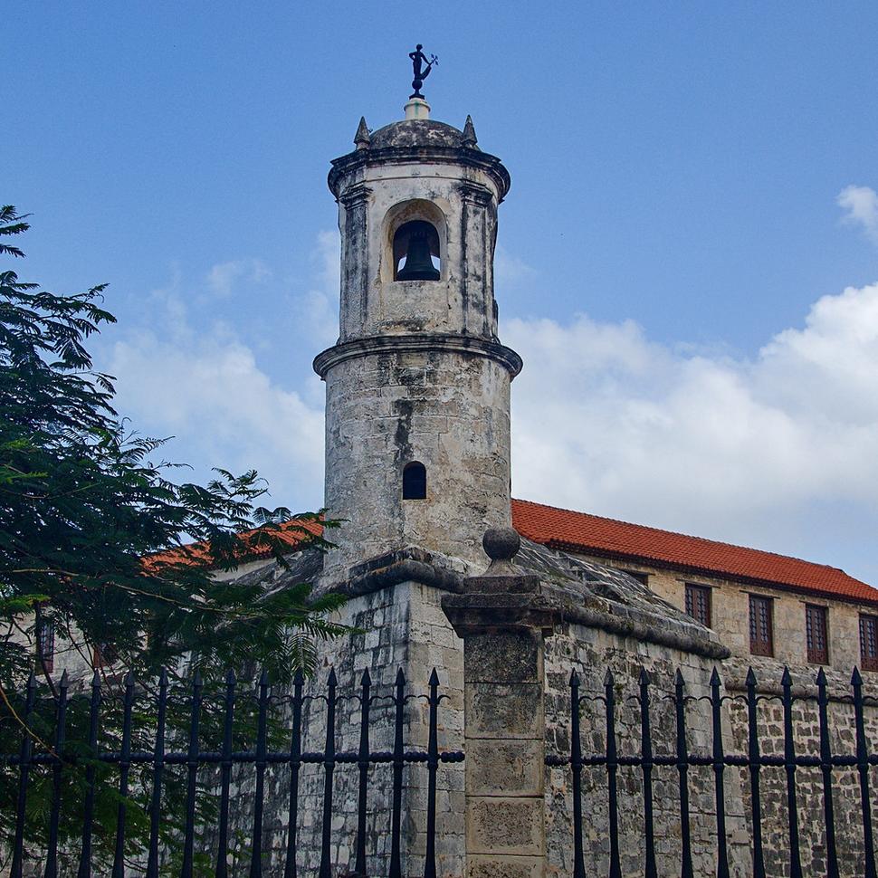 Na veži pevnosti Castillo de la Real Fuerza vidíte bronzovú koruhvu La Giraldilla v tvare postavy ženy. Táto veterná ružica je symbolom Havany.
